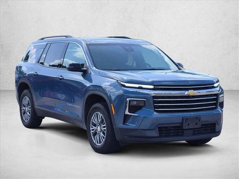 Used 2025 Chevrolet Traverse LT FWD image 3