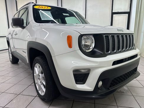 Used 2023 Jeep Renegade Latitude w/ Premium Group image 2