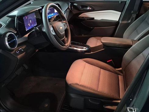 Used 2025 Chevrolet Trax LT FWD image 14