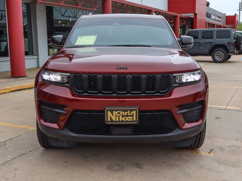 Used 2023 Jeep Grand Cherokee Altitude AWD/4WD image 3
