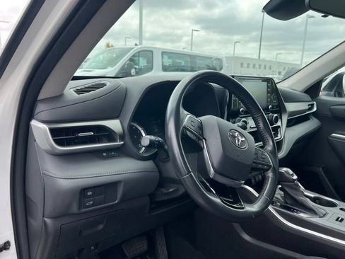 Used 2021 Toyota Highlander LE AWD/4WD image 9