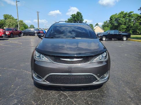 Used 2017 Chrysler Pacifica Touring-L FWD image 1