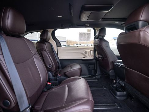 Used 2021 Toyota Sienna Platinum image 41