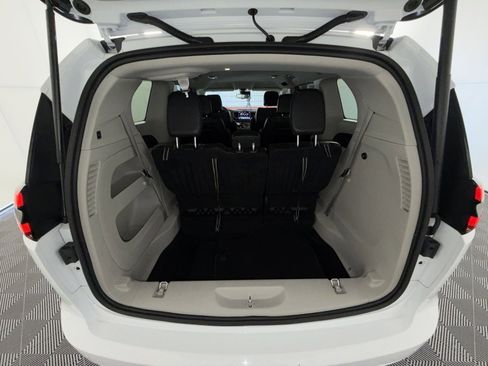 Used 2024 Chrysler Pacifica Touring-L image 25