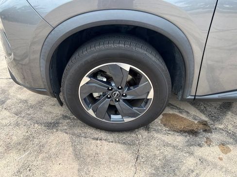 Used 2024 Nissan Rogue SV FWD image 2