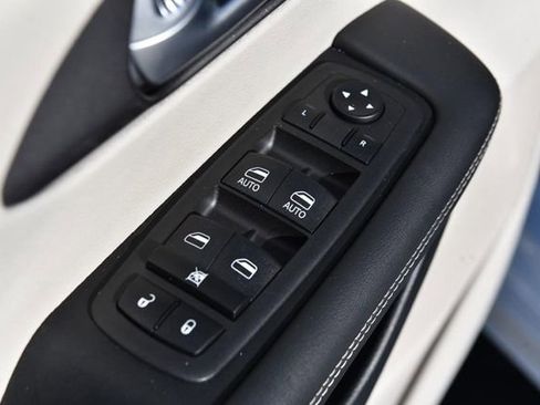 Used 2024 Chrysler Pacifica Touring-L image 8