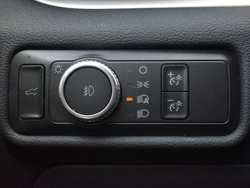 Used 2021 Ford Explorer XLT w/ Equipment Group 202A AWD/4WD image 22