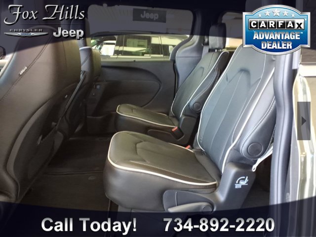 New 2027 Chrysler Pacifica Limited FWD image 10