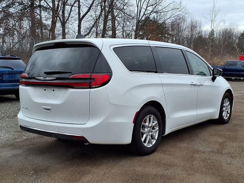 Used 2025 Chrysler Pacifica Select image 5