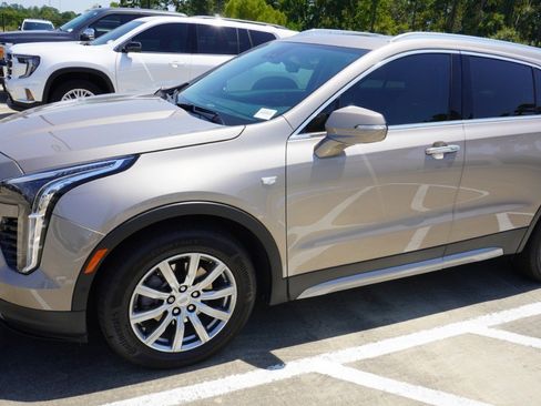 Used 2022 Cadillac XT4 Premium Luxury w/ Enhanced Visibility Package FWD image 5