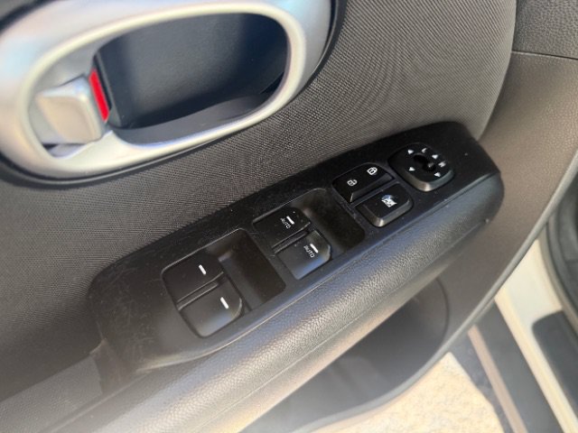 Used 2014 Kia Soul + FWD image 17