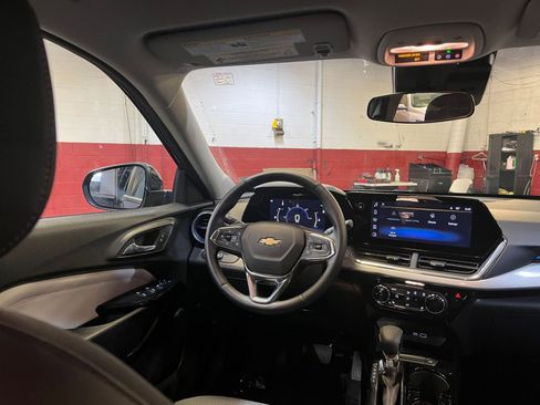 Used 2025 Chevrolet Trax LT w/ LT Convenience Package image 33
