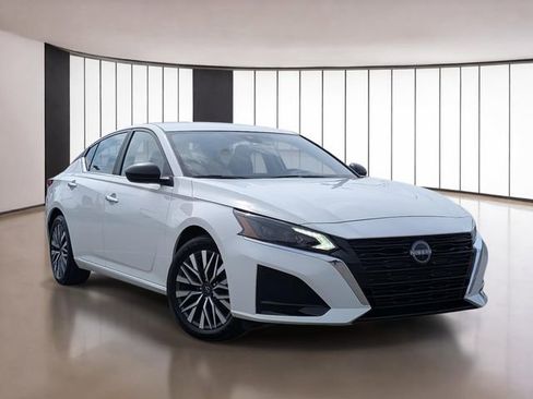 Used 2025 Nissan Altima 2.5 SV image 3