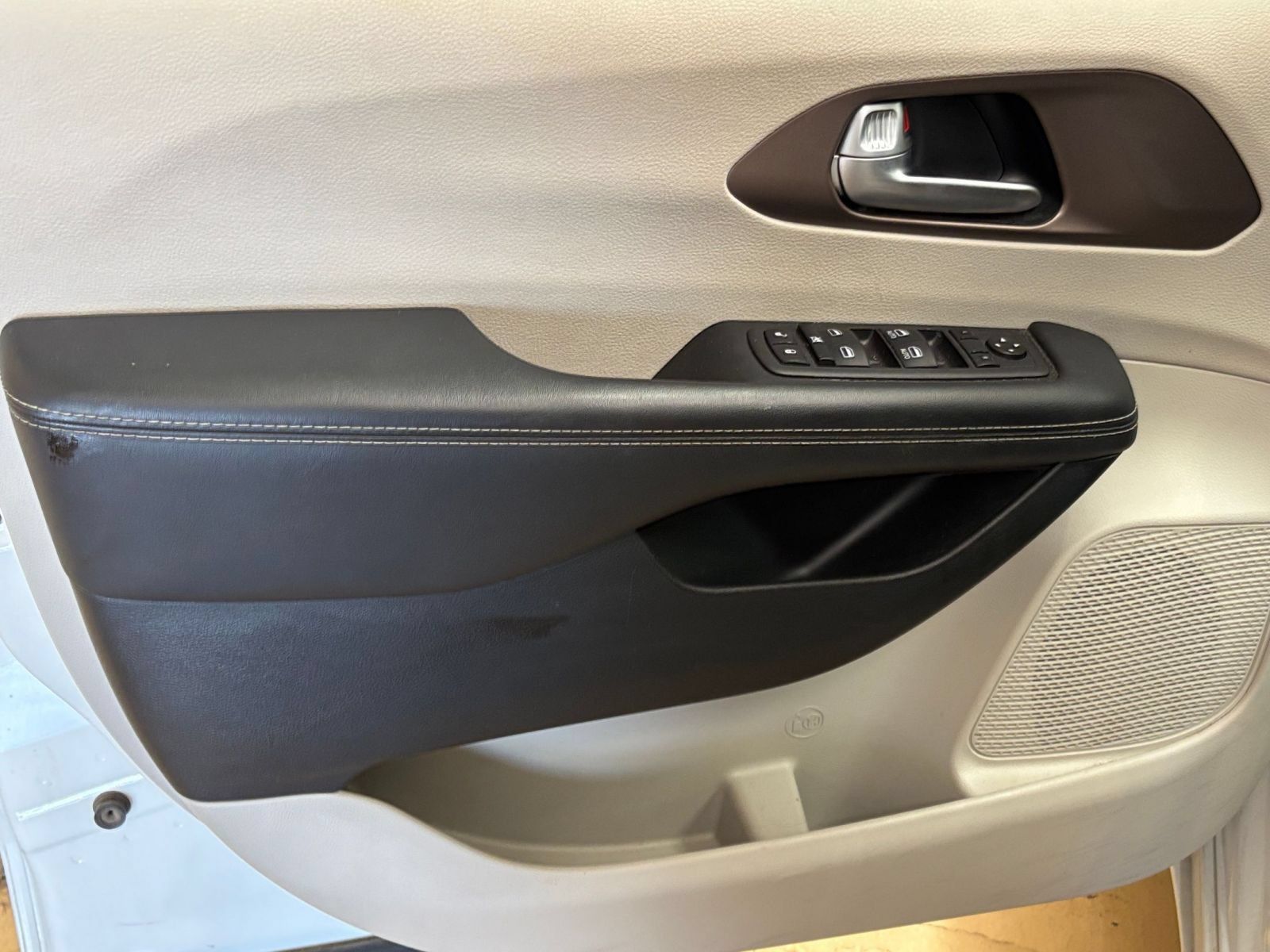 Used 2023 Chrysler Voyager LX FWD image 18