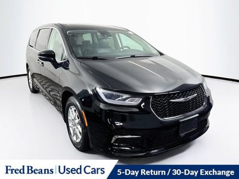 Used 2023 Chrysler Pacifica Touring-L FWD image 1