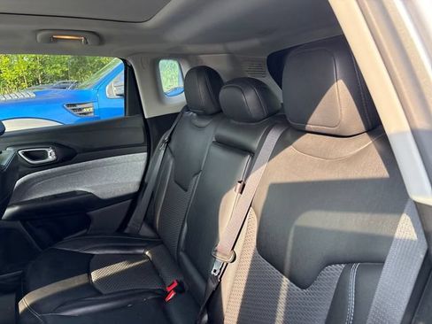 Used 2022 Jeep Compass Latitude w/ Sun and Sound Group AWD/4WD image 10