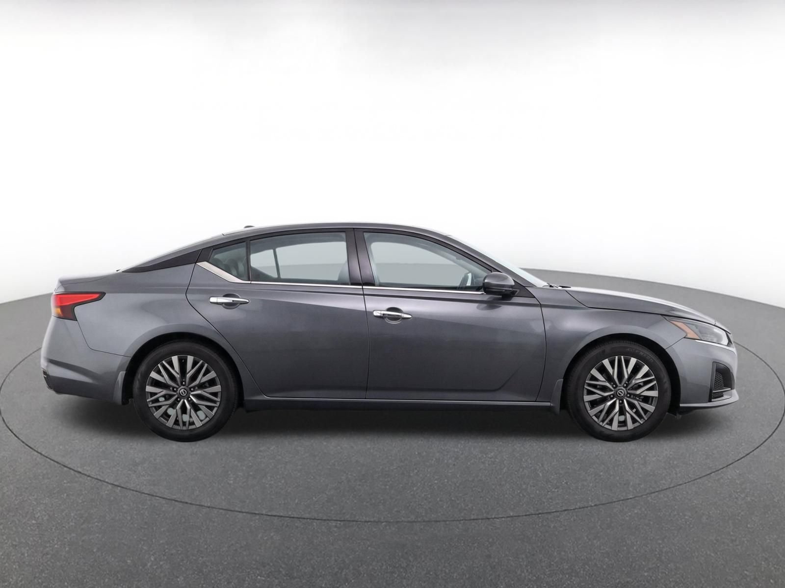 Used 2025 Nissan Altima 2.5 SV FWD image 9