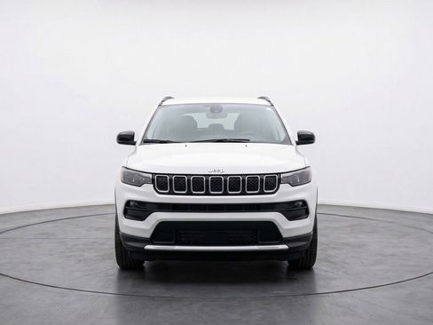 Used 2025 Jeep Compass Latitude image 2