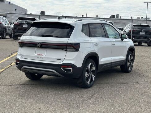 New 2025 Volkswagen Taos SE AWD/4WD image 4