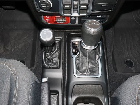 Used 2025 Jeep Gladiator Willys image 27