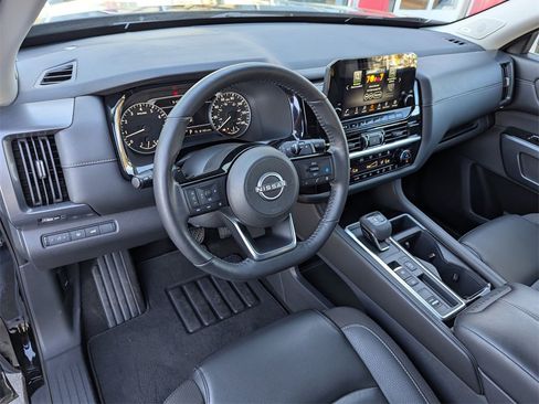 Used 2024 Nissan Pathfinder SL w/ SL Premium Package image 2