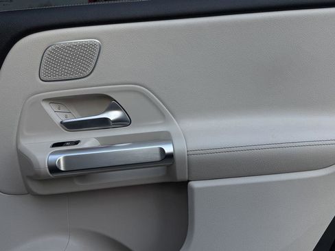 Used 2021 Mercedes-Benz GLB 250 4MATIC w/ Premium Package image 37