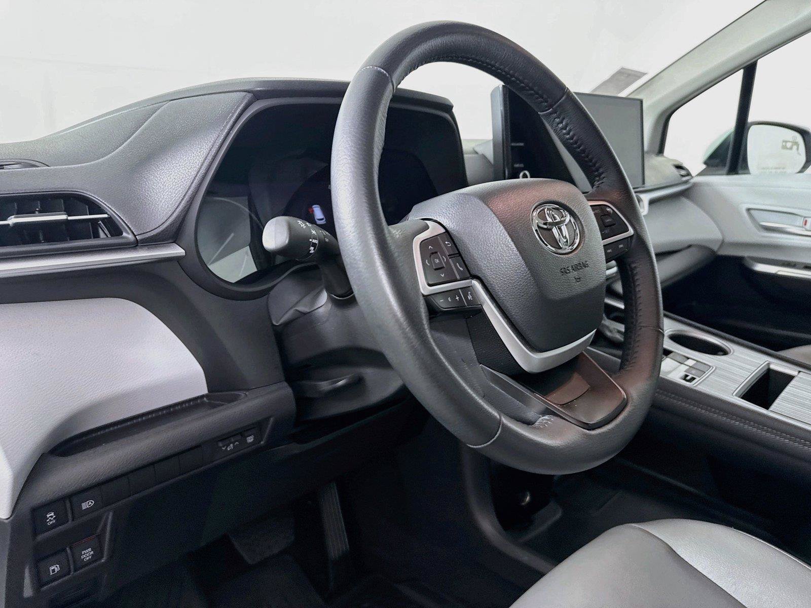 Certified 2025 Toyota Sienna XLE FWD image 4