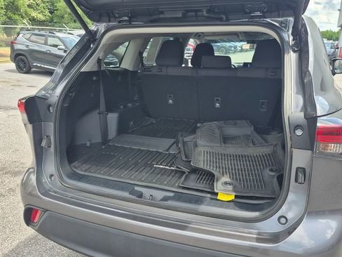 Used 2024 Toyota Highlander LE FWD image 4