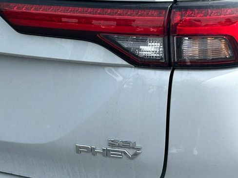 Used 2025 Mitsubishi Outlander 4WD Plug-In Hybrid image 5