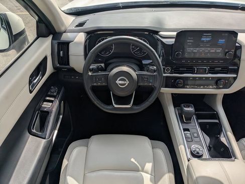 Used 2023 Nissan Pathfinder SL AWD/4WD image 16