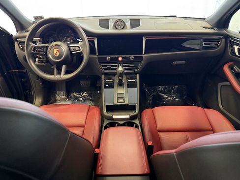 Certified 2025 Porsche Macan image 16