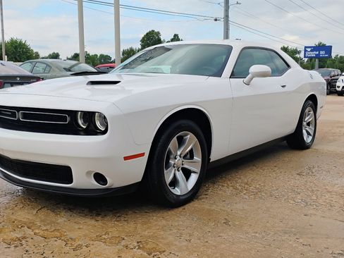 Used 2022 Dodge Challenger SXT image 3