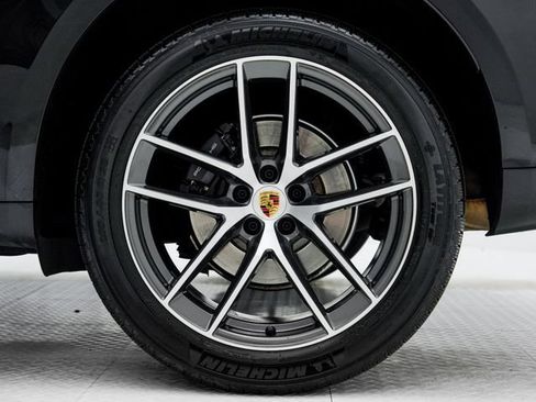 Certified 2026 Porsche Macan AWD/4WD image 31