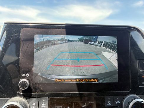 Used 2024 Toyota Highlander LE FWD image 23