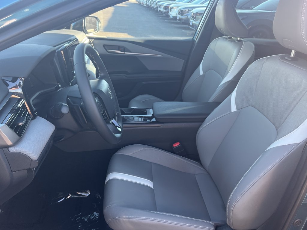 Used 2025 Toyota Camry SE w/ Convenience Package FWD image 9