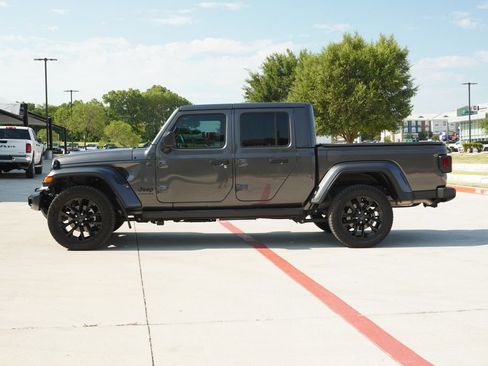 Used 2025 Jeep Gladiator Sport AWD/4WD image 2