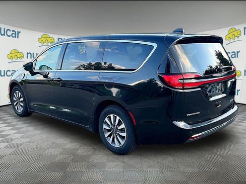 Used 2023 Chrysler Pacifica Touring-L FWD image 5