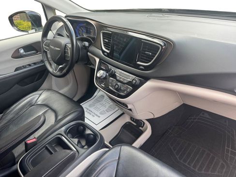 Used 2017 Chrysler Pacifica Touring-L FWD image 4