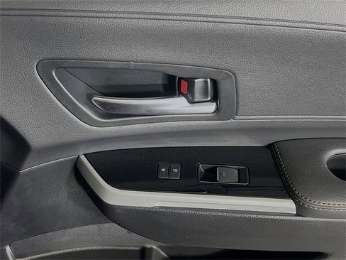 Used 2025 Toyota Sienna Platinum image 31