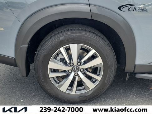 Used 2024 Nissan Pathfinder SL w/ Black Appearance Package FWD image 9