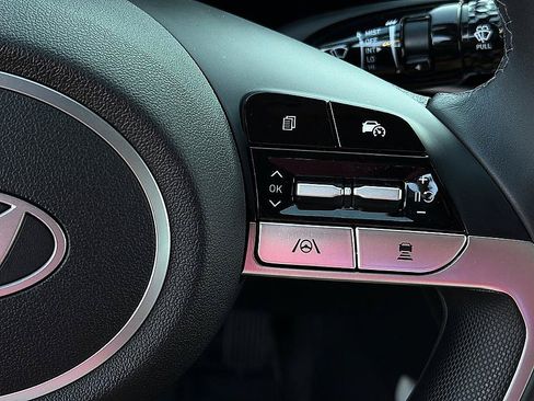 Certified 2025 Hyundai Elantra Limited FWD image 19