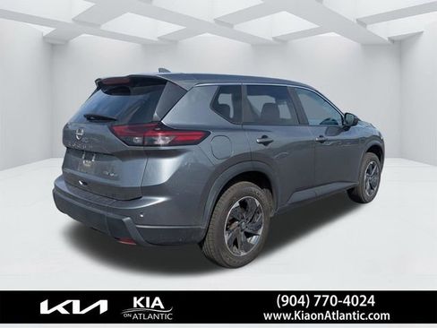 Used 2024 Nissan Rogue SV image 3