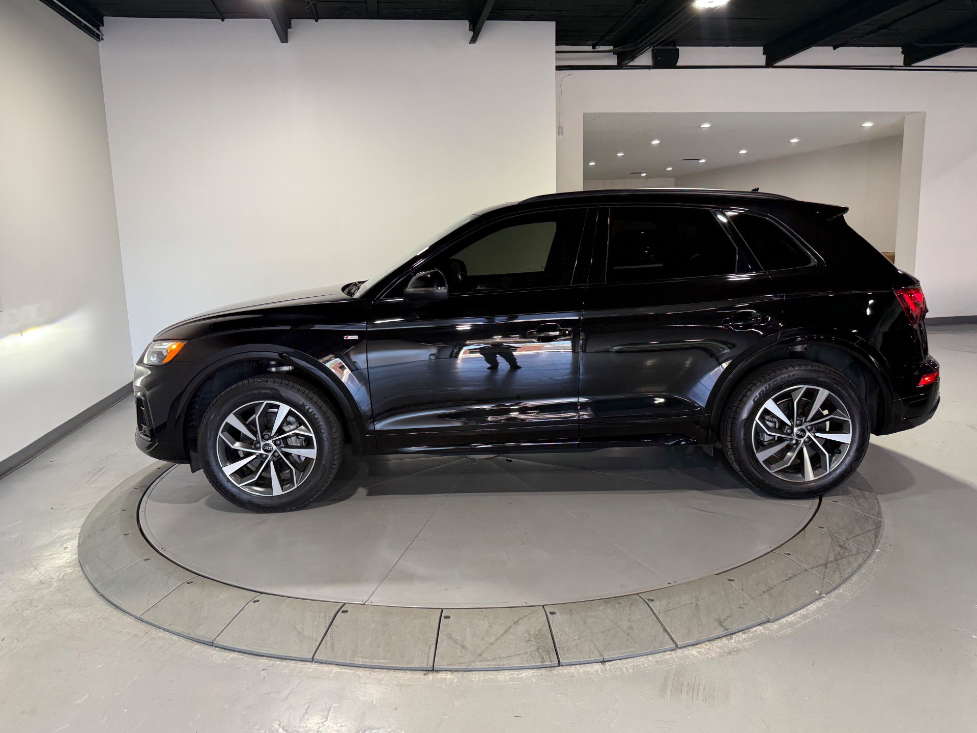 Used 2024 Audi Q5 2.0T Premium w/ Summer of Audi Package AWD/4WD image 10