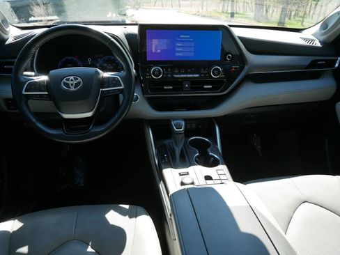 Used 2023 Toyota Highlander Limited AWD/4WD image 13