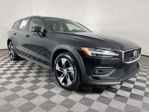 Used 2025 Volvo V60 B5 Cross Country Plus AWD/4WD image 2
