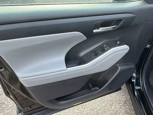 Used 2022 Toyota Highlander XLE image 10