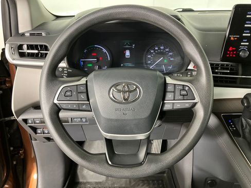 Used 2021 Toyota Sienna LE image 15