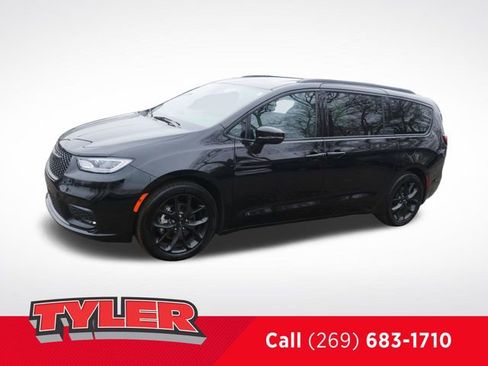Used 2025 Chrysler Pacifica Limited FWD image 3
