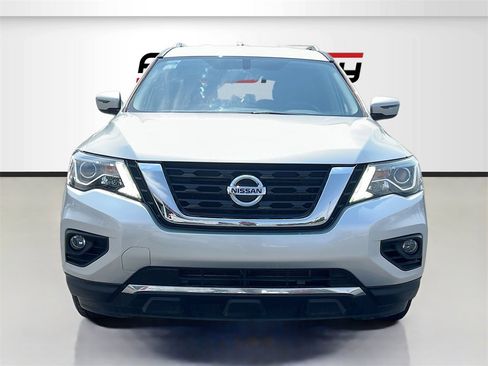Used 2018 Nissan Pathfinder SV image 2