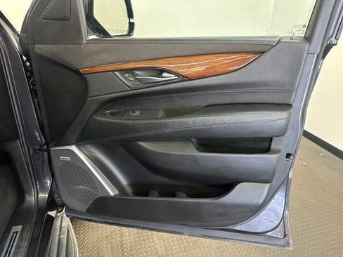Used 2016 Cadillac Escalade Luxury image 38